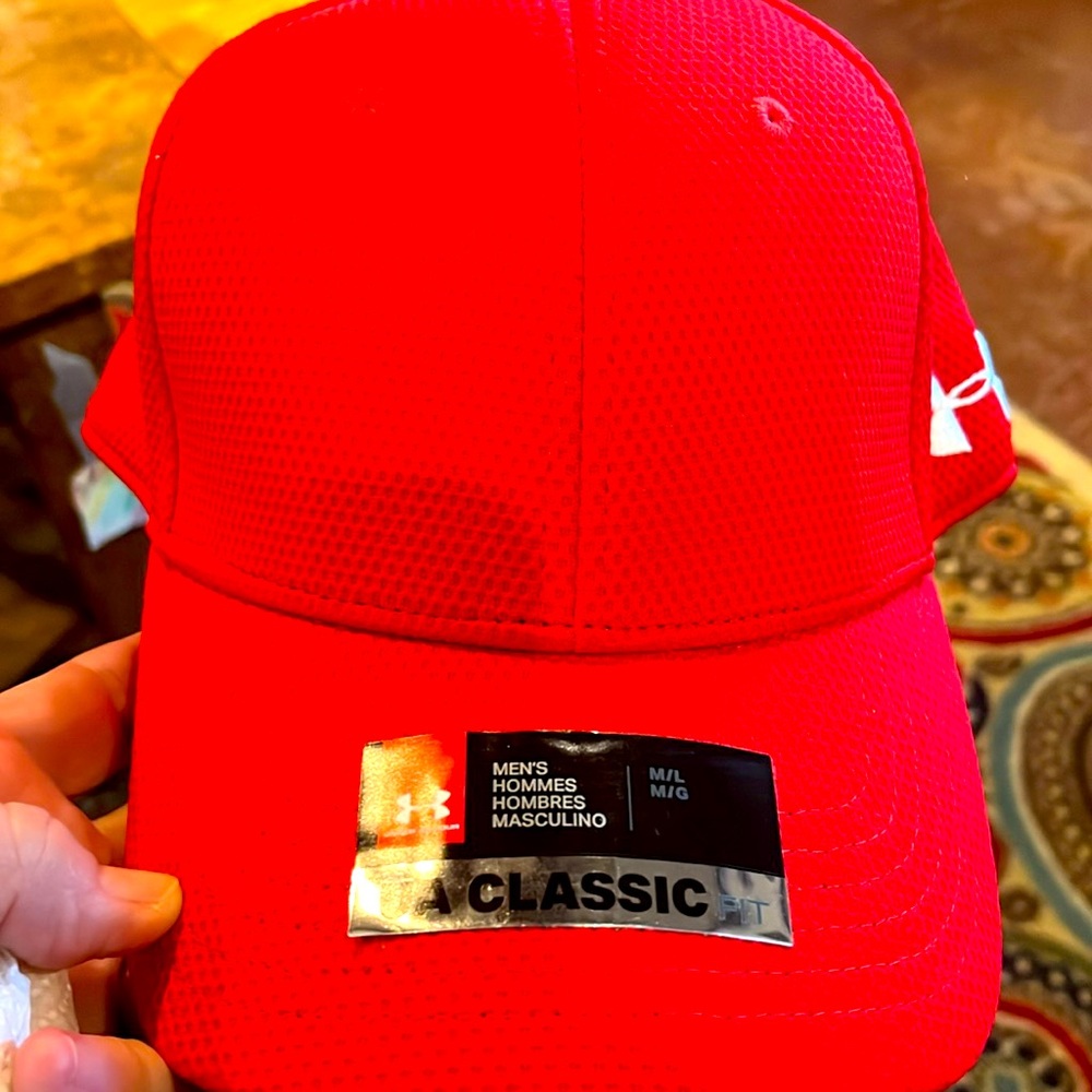 Never worn Under Armor classic fit cap. M/L